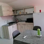 Mimi Vendeghaz Apartament